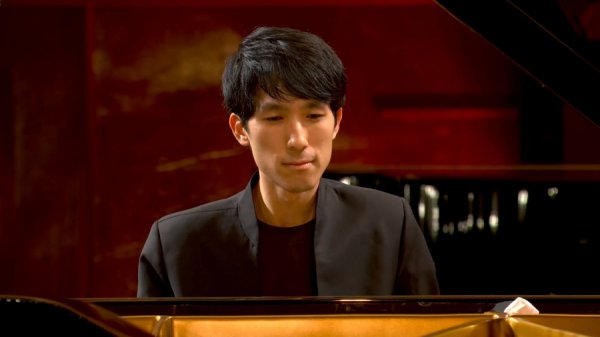 专访肖邦海外钢琴比赛新科冠军陆逸轩：恒久为“下一场”作念好准备
